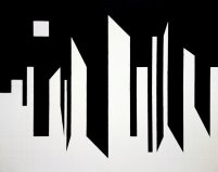 kompozycja miejska z księżycem w kwadrze