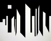 kompozycja miejska z księżycem w kwadrze